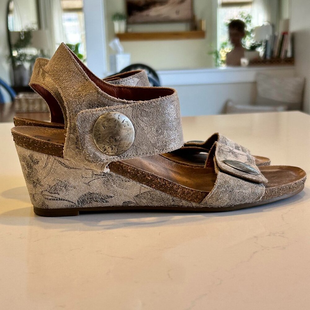 Taos Carousel 2 - Stone Floral